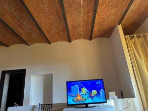 Televízia a/alebo spoločenská miestnosť v ubytovaní Casa antica Maremma Toscana