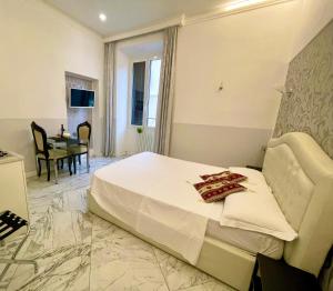 ローマにあるparisa suiteのベッドとダイニングルームが備わるホテルルームです。