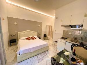 a small bedroom with a bed and a kitchen at parisa suite in Rome