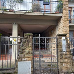 een toegang tot een gebouw met een metalen hek bij CASA SANGALLO in Prato