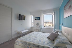 a bedroom with a bed and a window at Fezzano / Portovenere Stilish double rooms with sea view, balcony or small courtyard in Fezzano