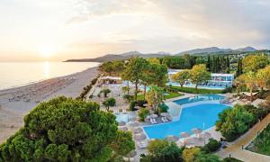 widok ośrodka i plaży z lotu ptaka w obiekcie Ninos Grand Beach Resort w mieście Kastrosikia