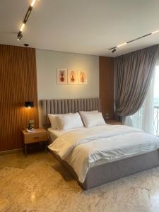 Кровать или кровати в номере Luxury nile view apartment in maadi