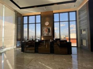 Area soggiorno di Hotel A and A Quezon City powered by Cocotel