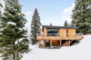 una baita di tronchi nella neve con alberi di Grand Chalet Standing Avec Jacuzzi à Chamrousse ski 1750 a Chamrousse