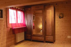 Cette chambre dispose d'une fenêtre et d'un mur en bois. dans l'établissement B&B Mappamundi, à San Benedetto Val di Sambro