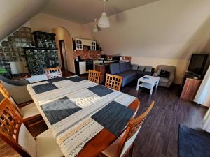 una sala da pranzo e un soggiorno con tavolo e sedie di Berek Vendégház Fonyód a Fonyód