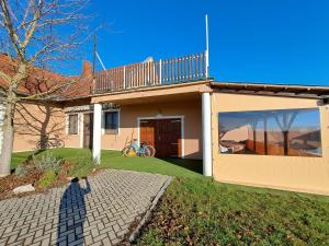 uma casa com uma varanda em cima em Berek Vendégház Fonyód em Fonyód