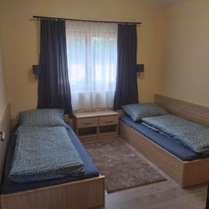 Tölgyfa vendégházak客房内的一张或多张床位