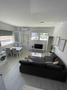 sala de estar con sofá y mesa en Estudio Playa la Misericordia, en Málaga