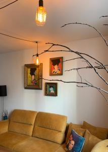 華沙的住宿－Metro Trocka Apartment，客厅,墙上有一棵树