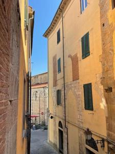 eine Gasse zwischen zwei Gebäuden in einer Stadt in der Unterkunft Casa storica nel cuore di Pisa - Lungarno in Pisa