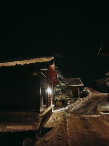 uma casa está coberta de neve à noite em Exclusiva Cabaña en Vall D'Incles - Pistas de Ski & Vistas al Valle - Parking Incluido em Canillo