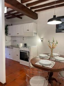 eine Küche mit einem Tisch mit Tellern darauf in der Unterkunft Casa storica nel cuore di Pisa - Lungarno in Pisa