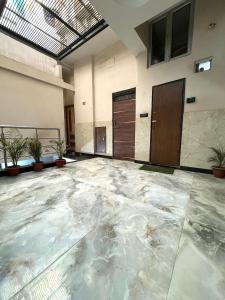 una habitación vacía con una habitación grande con una puerta en Hotel Kelson Dx, en Nueva Delhi
