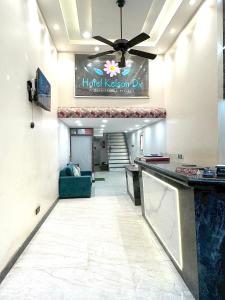 vestíbulo con recepción y ventilador de techo en Hotel Kelson Dx, en Nueva Delhi
