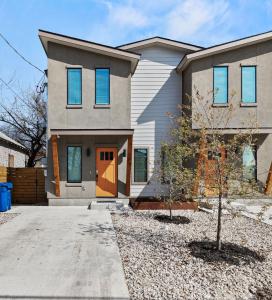 サンアントニオにあるBrand New Relax at 3BR2BA Apt. Near City Centerの車道にオレンジ色のドアがある家