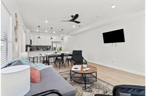 サンアントニオにあるBrand New Relax at 3BR2BA Apt. Near City Centerのソファとテーブルのあるリビングルーム