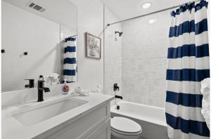 サンアントニオにあるBrand New Relax at 3BR2BA Apt. Near City Centerの洗面台、トイレ、浴槽を備えたバスルーム +24枚の写真