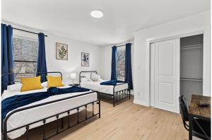 サンアントニオにあるBrand New Relax at 3BR2BA Apt. Near City Centerの青いカーテンが備わる客室のベッド2台