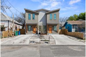 サンアントニオにあるBrand New Relax at 3BR2BA Apt. Near City Centerの通りの真ん中の家