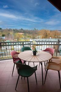 una mesa y sillas en un balcón con vistas en Termálfürdő Apartman Igal 2 perc a fürdőtől en Igal