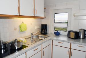 Kuchyň nebo kuchyňský kout v ubytování Wohnung Dünenstübchen, Haus Seeadler Baltrum