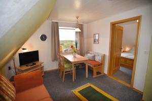 TV a/nebo společenská místnost v ubytování Wohnung Dünenstübchen, Haus Seeadler Baltrum