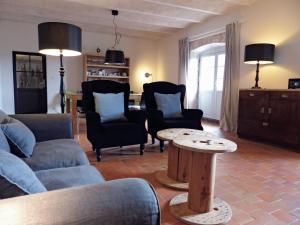 salon z kanapą i stołem w obiekcie La Colombière w mieście Lurcy-le-Bourg
