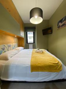 1 dormitorio con 1 cama grande con manta amarilla en The River House en Boiano