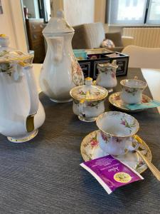 uma mesa com pratos de porcelana e um conjunto de chá em The River House em Boiano