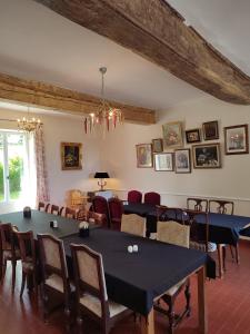 - une salle à manger avec une table et des chaises dans l'établissement Château du Pommoy, à Roussillon-en-Morvan
