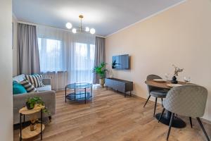sala de estar con sofá y mesa en Apartament Przy Parku, en Kędzierzyn-Koźle