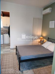 Schlafzimmer mit einem Bett und einem Tisch in der Unterkunft Loft Pyrgos Centre near Olympia in Pýrgos