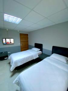 GulyaliにあるMARİNO HOTELのベッド2台とテレビが備わる客室です。