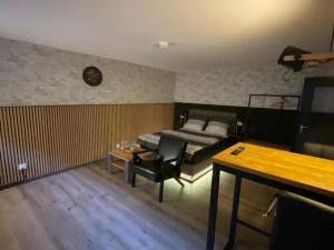 Schlafzimmer mit einem Bett, einem Tisch und einem Schreibtisch in der Unterkunft Wohnung Saarbrücken, City und Uni Nähe mit Parkplatz in Saarbrücken