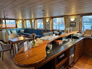 Posezení v ubytování Hotelboat Angeline + 26 fotografií