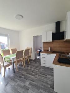 Kuchyň nebo kuchyňský kout v ubytování Počitniški dom Portorož / Portoroz Holiday Home