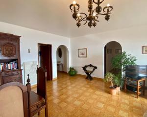 サレマにあるCasa Panoramaのシャンデリア付きの広いリビングルーム