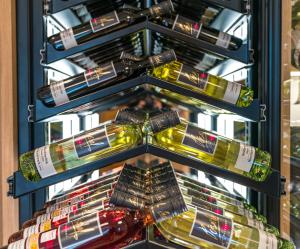 un frigorifero pieno di bottiglie di vino di PEISERHOF ferien.wein.gut Südsteiermark a Wies