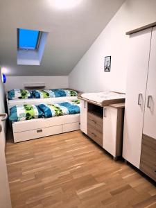 ein Schlafzimmer mit einem Bett und einem Schreibtisch. in der Unterkunft Moderne, Ferienwohnung mit Seeblick, near Hallstatt in Bad Goisern