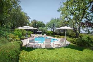 בריכת השחייה שנמצאת ב-Villa Ilaria with private pool and lake view או באזור