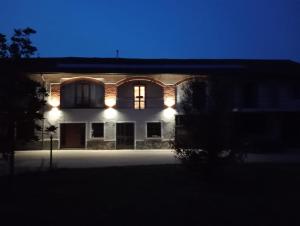 een gebouw verlicht 's nachts met lichten aan bij Anticopodere in Casorzo
