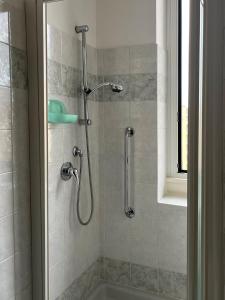 uma casa de banho com um chuveiro e uma porta de vidro em Clodì em Milão