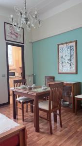 uma sala de jantar com uma mesa de madeira e cadeiras em Clodì em Milão