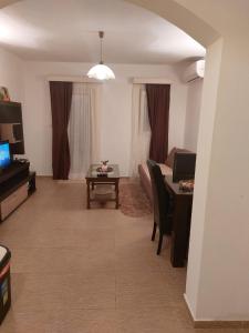 TV a/nebo společenská místnost v ubytování Apartmani “Dunja”