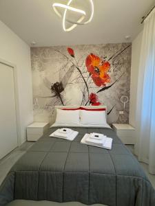 ein Schlafzimmer mit einem Bett mit zwei Handtüchern darauf in der Unterkunft B&B Prestige in Corsico