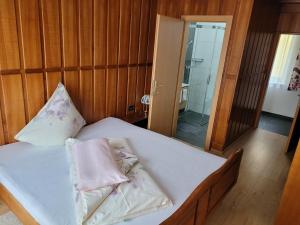 1 cama con 2 almohadas en una habitación en Lucashof Millstättersee, en Millstatt
