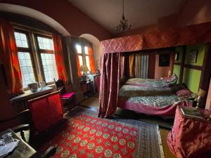 ein Schlafzimmer mit einem Bett und einem roten Teppich in der Unterkunft Gästehaus auf der Salzburg in Bad Neustadt an der Saale
