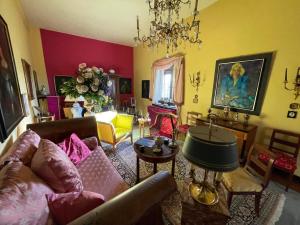 ein Wohnzimmer voller Möbel und einem Kronleuchter in der Unterkunft Gästehaus auf der Salzburg in Bad Neustadt an der Saale